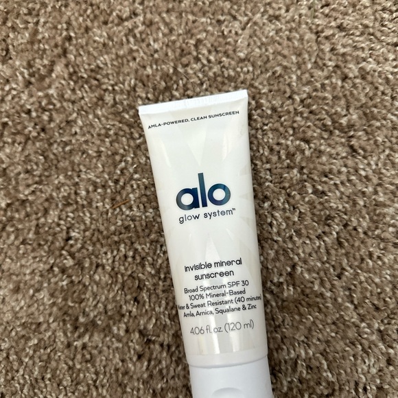 Alo Glow System Invisible Mineral Sunscreen - Picture 4 of 4
